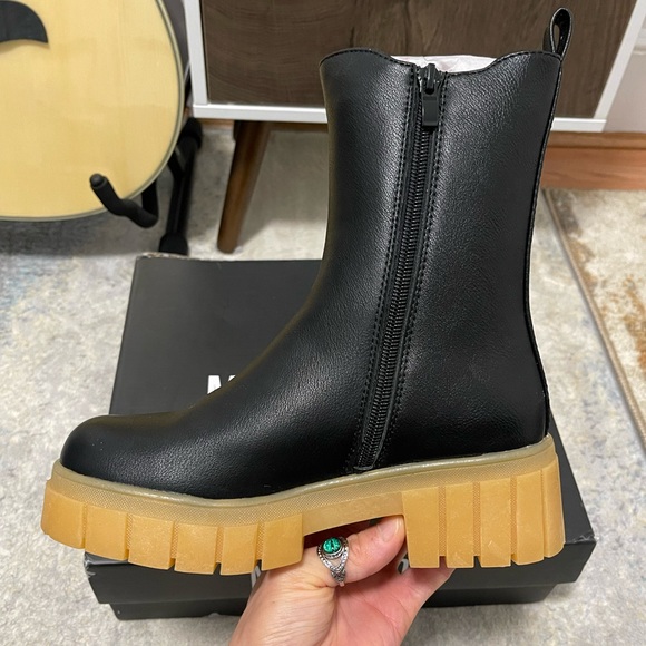 NIB Women’s Size 5 Contrast Sole Chunky High Ankle Boots With Thick Orange Soles - Picture 7 of 14